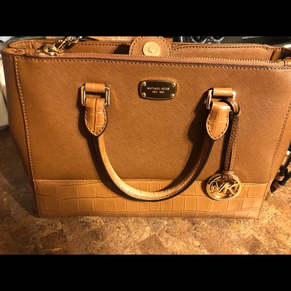Michael Kors beige purse - Picture 3 of 10